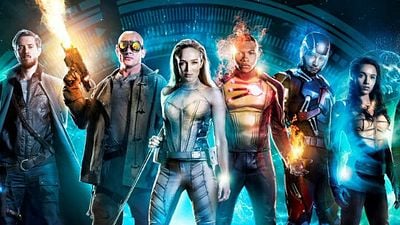 Imagem da notícia Legends of Tomorrow: Heróis surgem unidos em novo cartaz da 3ª temporada