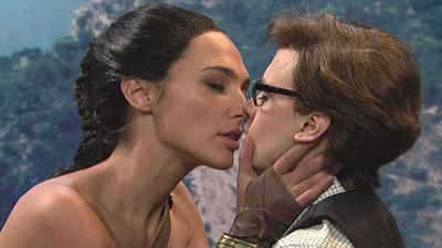 Gal Gadot beija Kate McKinnon em paródia de Mulher-Maravilha no Saturday Night Live