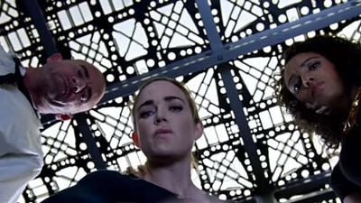 Imagem da notícia Legends of Tomorrow: Prévia da terceira temporada traz romanos, Gorila Grodd, Damien Darhk e até o DeLorean