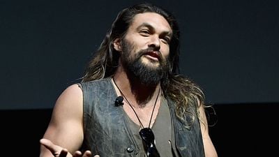 Imagem da notícia Jason Momoa se desculpa por piada de estupro feita há 6 anos em painel de Game of Thrones