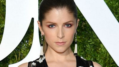 Imagem da notícia Noelle: Anna Kendrick divulga imagem de comédia sobre a filha do Papai Noel