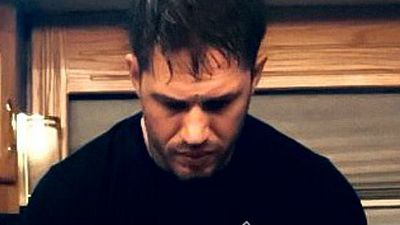 Imagem da notícia Venom: Nova foto traz Tom Hardy como Eddie Brock no set de filmagens