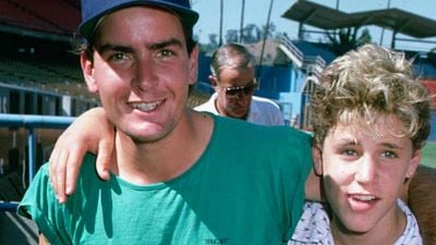 Imagem da notícia Charlie Sheen teria abusado de Corey Haim durante as filmagens de A Inocência do Primeiro Amor, de 1986
