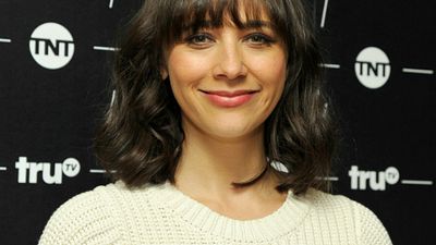 Imagem da notícia Rashida Jones nega ter saído de Toy Story 4 por causa de assédios de John Lasseter, diretor da Pixar