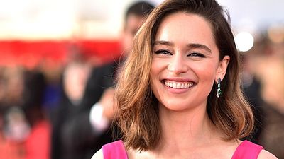 Imagem da notícia Emilia Clarke volta a defender nudez e cenas de sexo em Game of Thrones e faz comparação com The Handmaid's Tale