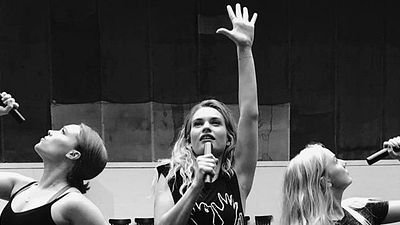 Imagem da notícia Mamma Mia 2: Lily James celebra o encerramento das gravações