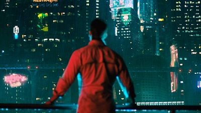 Imagem da notícia Altered Carbon: Nova série sci-fi da Netflix ganha trailer, data de estreia e fotos