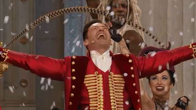 Imagem da notícia Hugh Jackman, Zac Efron e Zendaya cantam no "primeiro comercial ao vivo da história" para promover O Rei do Show