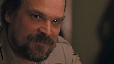 Stranger Things: David Harbour gostaria que Hopper contracenasse com Steve e Dustin na 3ª temporada