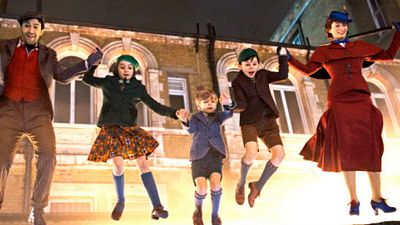Imagem da notícia Emily Blunt e Lin-Manuel Miranda fazem a festa da criançada em nova imagem de Mary Poppins Returns