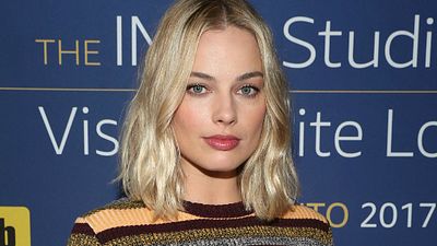 Imagem da notícia Margot Robbie diz que desembolsa milhares de dólares com segurança desde que recebeu ameaças de morte por Esquadrão Suicida