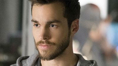 Supergirl: Novo cartaz finalmente revela o uniforme de Mon-El na Legião dos Super-Heróis