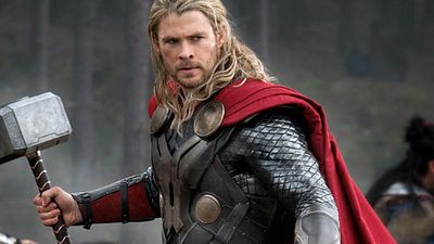 Imagem da notícia Vingadores: Guerra Infinita pode trazer Thor com uma nova versão do Mjölnir, seu poderoso martelo