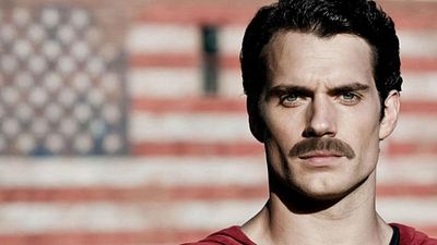 Imagem da notícia Liga da Justiça: Alguém treinou uma inteligência artificial para apagar o bigode de Henry Cavill