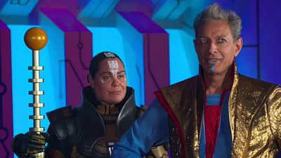 Imagem da notícia Thor - Ragnarok: Confira duas hilárias cenas deletadas com o Grão-Mestre de Jeff Goldblum