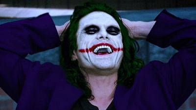 Imagem da notícia Tommy Wiseau vira o Coringa em trailer de fã para Batman - O Cavaleiro das Trevas
