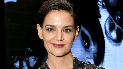 Imagem da notícia Katie Holmes vai protagonizar novo piloto da criadora de The L Word