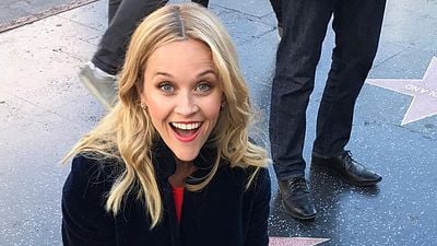 Imagem da notícia Reese Witherspoon faz vídeos engraçados limpando sua estrela na Calçada da Fama