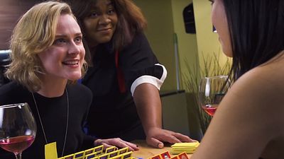 Imagem da notícia Evan Rachel Wood e Kelly Marie Tran jogam versão de Cara a Cara com personalidades acusadas de assédio em novo vídeo do Funny or Die