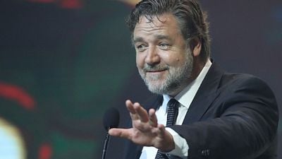 Imagem da notícia Russell Crowe leiloa objetos que colecionou dos seus filmes devido ao divórcio