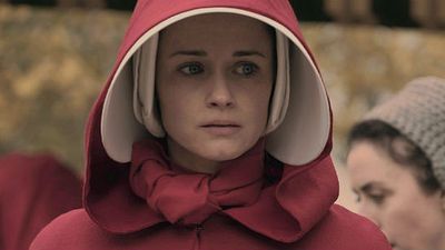 Imagem da notícia The Handmaid's Tale: Foto da segunda temporada revela o destino de Emily