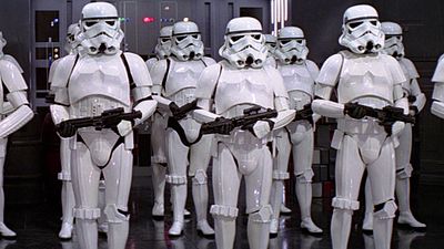 Imagem da notícia Stormtrooper crucificado gera polêmica em igreja de Londres