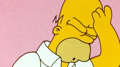 Motorista tem carro apreendido por dirigir com carteira de habilitação de Homer Simpson