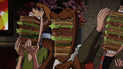 Imagem da notícia Supernatural: Dean come sanduíches com Scooby-Doo e Salsicha em cena do crossover Scoobynatural