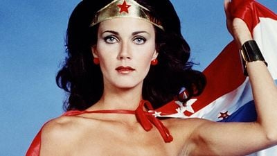 Imagem da notícia Lynda Carter é homenageada com uma estrela na Calçada da Fama