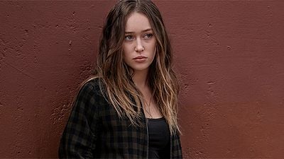 Imagem da notícia Fear the Walking Dead: "Veremos Alicia se tornar meio que uma f#dona apocalíptica", destaca Alycia Debnam-Carey (Entrevista)