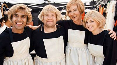 Imagem da notícia Allison Janney, Anna Faris e Kunal Nayyar recriam A Noviça Rebelde no meio da rua