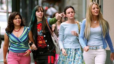 Imagem da notícia Alexis Bledel revela que o roteiro de Quatro Amigas e um Jeans Viajante 3 está em desenvolvimento