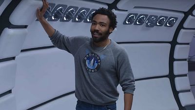 Imagem da notícia Han Solo: Donald Glover é o seu guia no tour em vídeo pela Millenium Falcon de Lando Calrissian