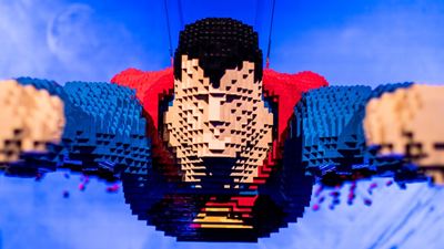 Personagens da DC viraram esculturas de Lego em exposição em Paris 