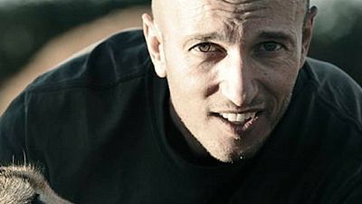 Imagem da notícia Diretor morre após acidente com girafa em set na África do Sul