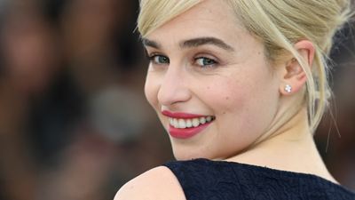 Emilia Clarke nega ter recusado papel em Cinquenta Tons de Cinza por causa de cenas de nudez