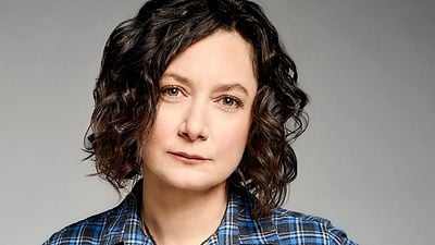 ABC desenvolve spin-off de Roseanne focado em Darlene, personagem de Sara Gilbert