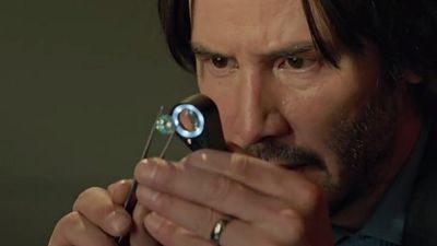 Imagem da notícia Keanu Reeves enfrenta o frio para vender jóias no trailer de Siberia