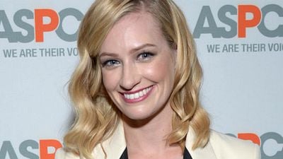 Beth Behrs, de 2 Broke Girls, é escalada como esposa de Max Greenfield em nova comédia da CBS