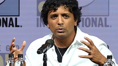 Imagem da notícia Comic-Con 2018: M. Night Shyamalan diz que quase desistiu de fazer Fragmentado e Vidro depois de Corpo Fechado