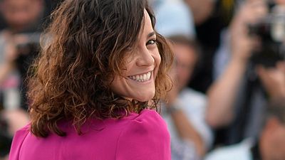 Imagem da notícia Eduardo e Mônica: Alice Braga divulga imagem nos bastidores do filme baseado na canção do Legião Urbana