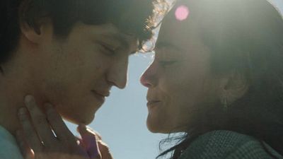 Imagem da notícia Eduardo e Mônica: Filme inspirado na canção da banda Legião Urbana ganha novas fotos