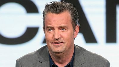 Imagem da notícia Matthew Perry se recupera de cirurgia após sofrer perfuração no intestino