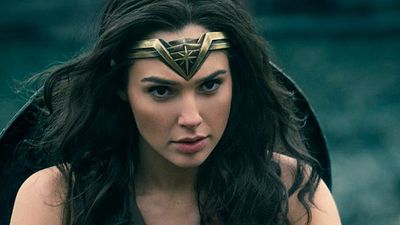 Imagem da notícia Gal Gadot apoia pequeno fã que escolheu mochila da Mulher-Maravilha para ir à escola
