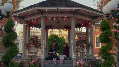 Gilmore Girls: Fã é pedida em casamento no cenário da série em Stars Hollow