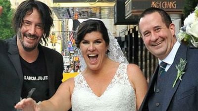 Imagem da notícia Keanu Reeves invade dois casamentos em uma semana 