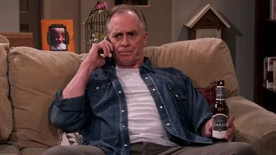 The Big Bang Theory: Keith Carradine está de volta como pai de Penny na última temporada 
