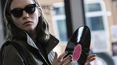 Imagem da notícia Fantastic Fest 2018: Série Deadwax explora misterioso caso de um disco de vinil assassino (Primeiras impressões)