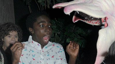 Imagem da notícia Stranger Things: Crianças da série visitam atração temática nos parques da Universal