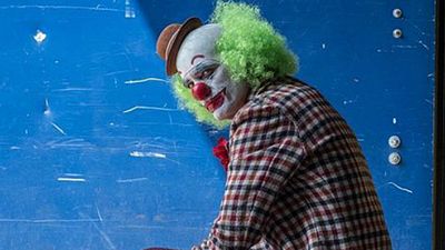 Imagem da notícia Coringa: Alô, é do inferno? Joaquin Phoenix segue assustador em novas fotos dos bastidores